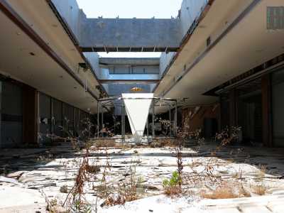 Accediamo nel settore un tempo riservato allo shopping. Si tratta di un unico ambiente che si sviluppa lungo l'intero perimetro rettangolare della struttura...